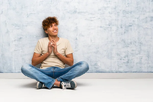 Junger Afrikanisch Amerikanischer Mann Sitzt Auf Dem Boden Und Intrigiert — Stockfoto