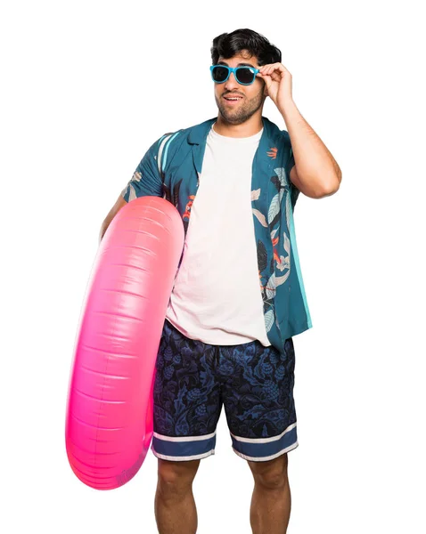 Mann Badehose Mit Brille Und Überrascht Über Isolierten Weißen Hintergrund — Stockfoto