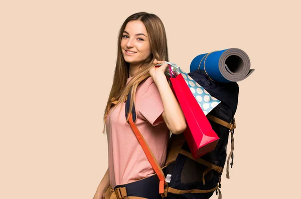 Νεαρή Γυναίκα Backpacker Κρατώντας Πολλές Τσάντες Για Ψώνια Απομονωμένο Κίτρινο — Φωτογραφία Αρχείου