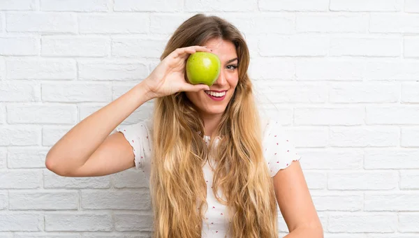 Glückliche Junge Blonde Frau Mit Einem Apfel — Stockfoto