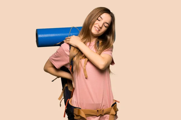 Junge Backpackerin Leidet Unter Schmerzen Der Schulter Weil Sie Sich — Stockfoto