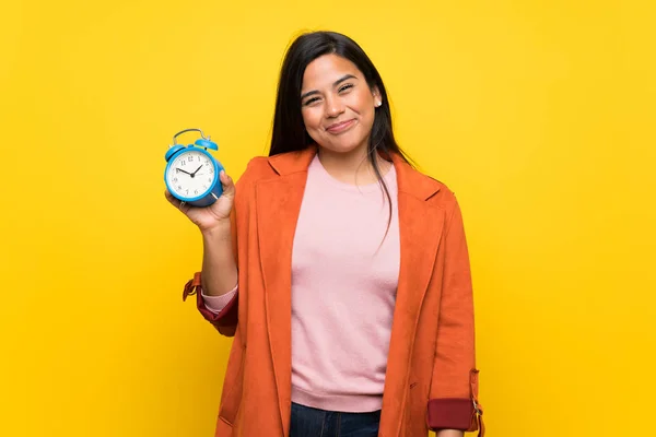 Joven Colombiana Sobre Pared Amarilla Sosteniendo Reloj Despertador Vintage — Foto de Stock