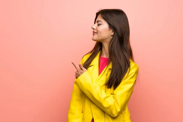 Ragazza Adolescente Sopra Muro Rosa Che Punta Indietro — Foto Stock