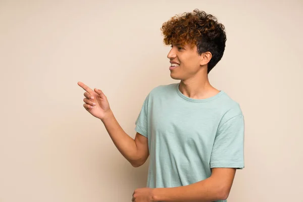 African American Man Met Groene Shirt Wijzende Vinger Aan Zijkant — Stockfoto