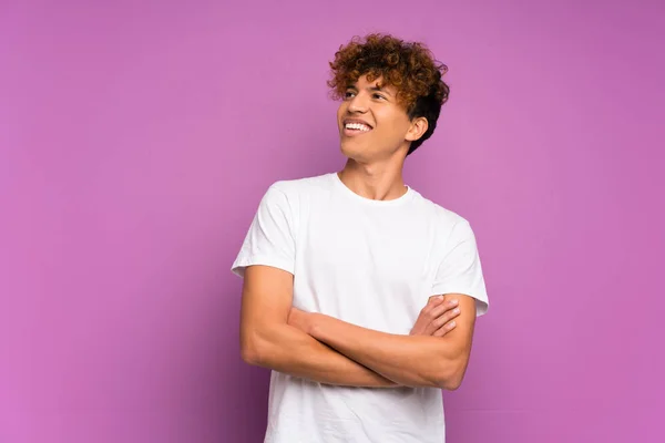 Joven Afroamericano Hombre Sobre Aislado Púrpura Pared Feliz Sonriente — Foto de Stock