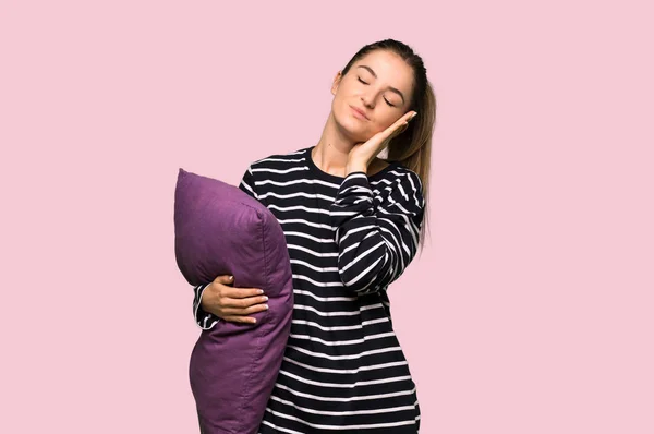Mujer Bonita Pijama Haciendo Gesto Sueño Expresión Dorable Sobre Fondo —  Fotos de Stock