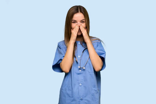 Enfermera Joven Sonriendo Mucho Mientras Cubre Boca Sobre Fondo Azul — Foto de Stock