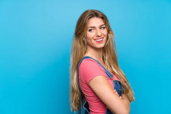 Sarışın Genç Bir Kadın Mavi Duvarın Üstünde Kolları Çapraz Mutlu — Stok fotoğraf