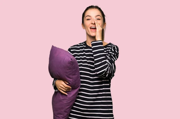 Mooie Vrouw Pyjama Schreeuwen Aankondigen Iets Geïsoleerde Roze Achtergrond — Stockfoto