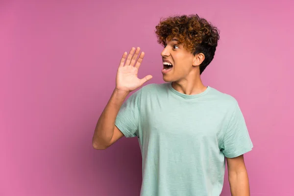 Jovem Afro Americano Homem Sobre Isolado Roxo Parede Gritando Com — Fotografia de Stock