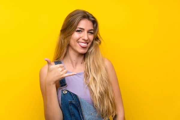 Sarışın Genç Bir Kadın Izole Edilmiş Sarı Arka Planı Var — Stok fotoğraf