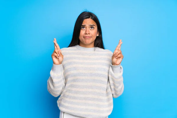 Junge Kolumbianische Mädchen Mit Pullover Mit Daumen Drücken Und Wünschen — Stockfoto