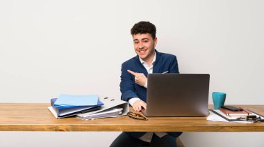 Bir ofiste iş adamı bir ürün sunmak için yan işaret