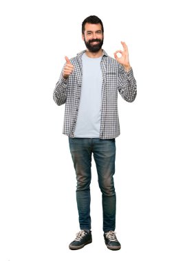 Sakal gösteren yakışıklı adam ok işareti ve başparmak kadar izole beyaz arka plan üzerinde jest