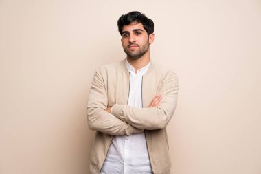 İzole duvara portre genç adam