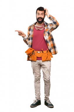 Esnaf adam şaşırttı ve izole beyaz arka plan üzerinde yan parmak işaret