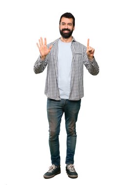 Izole beyaz arka plan üzerinde parmakları ile altı sayma sakallı yakışıklı adam