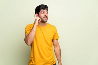 Pembe duvar üzerinde genç adam bir parmak kaldırırken çözüm anlar niyetine