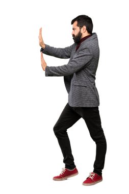 İzole beyaz arka plan üzerinde sakallı yakışıklı adam