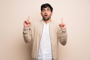 İzole edilmiş duvarın üzerindeki genç adam şaşırmış ve yukarı bakıyor.