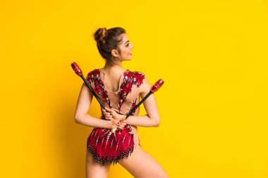 Kız topuz ile ritmik jimnastik yapıyor