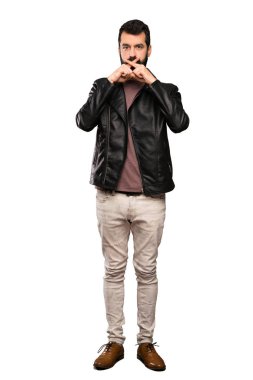 Sakalı yakışıklı adam izole beyaz arka plan üzerinde sessizlik jest bir işareti gösteren