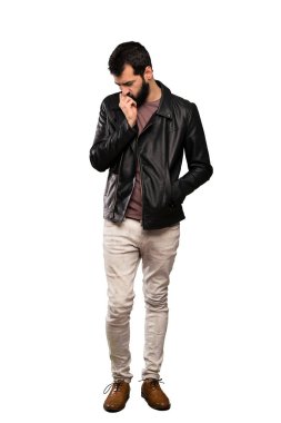 İzole beyaz arka plan üzerinde şüpheleri sakallı yakışıklı adam