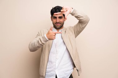 İzole edilmiş, odaklanan bir suratın üzerinde genç bir adam. Çerçeve sembolü