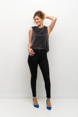 Siyah elbiseli güzel bir kadın poz veriyor. 