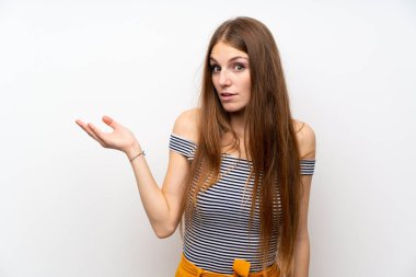 Izole beyaz duvar üzerinde uzun saçlı genç kadın şüphe jest yapma
