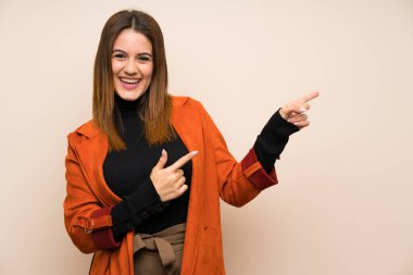 Genç kadının yanına ceket işaret parmağı