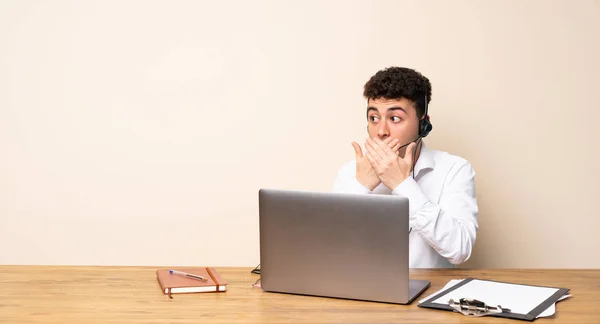 Telemarketer Man Bedekt Mond Kijken Naar Zijkant — Stockfoto