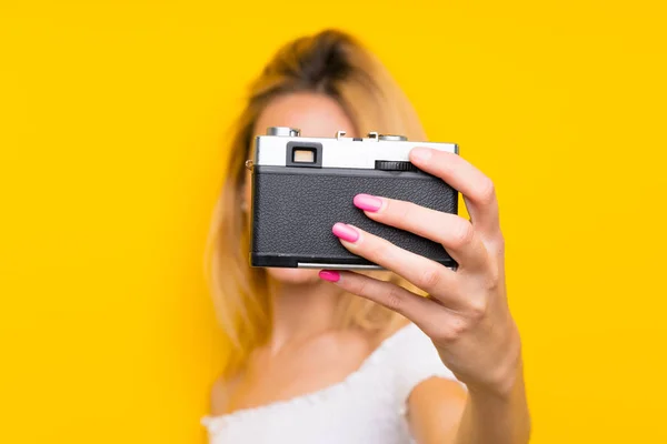 Jovem Loira Sobre Isolado Parede Amarela Fazendo Uma Selfie — Fotografia de Stock