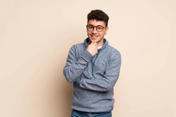 Junger Mann Mit Brille Über Mauer Und Lächelt — Stockfoto