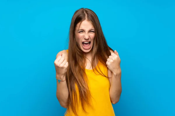 Giovane Donna Con Capelli Lunghi Oltre Isolato Muro Blu Frustrato — Foto Stock