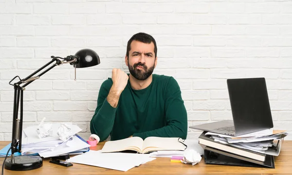 Studente Uomo Con Gesto Arrabbiato — Foto Stock