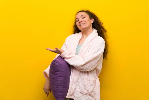 Adolescente Chica Pijama Presentando Una Idea Mientras Mira Sonriendo Hacia — Foto de Stock