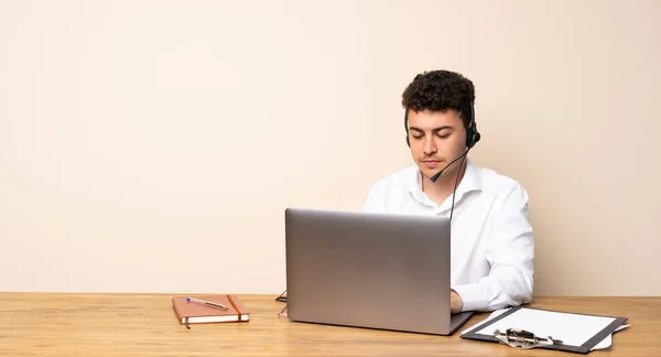 Telefonförsäljare Man Porträtt Med Laptop — Stockfoto