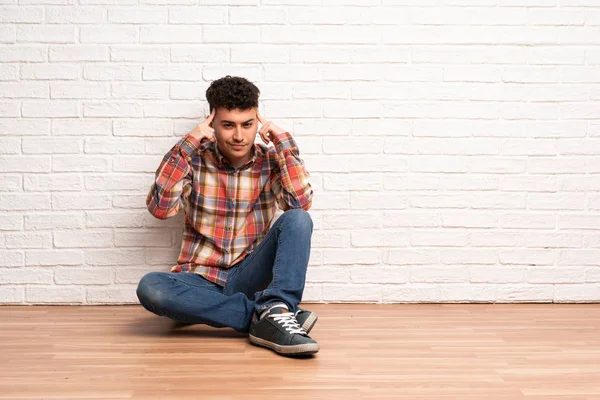 Mladý Muž Sedí Podlaze Pochybuje Přemýšlí — Stock fotografie