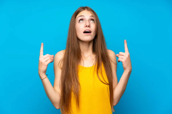 Uzun Saçlı Izole Edilmiş Mavi Duvarlı Genç Bir Kadın Şaşırmış — Stok fotoğraf