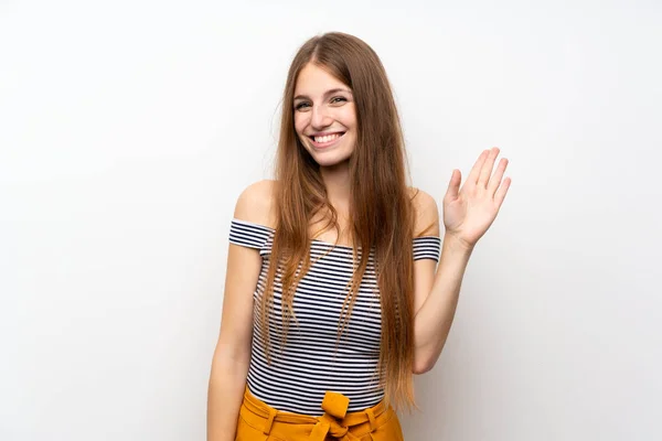 Giovane Donna Con Capelli Lunghi Oltre Isolato Parete Bianca Saluto — Foto Stock