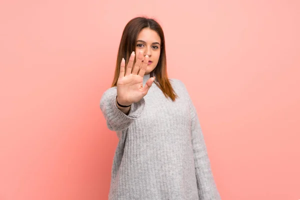 Ung Kvinna Över Rosa Vägg Gör Stopp Gest — Stockfoto