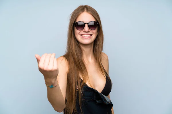 Yaz Tatillerinde Bikinili Genç Kadın Sunum Davetkar — Stok fotoğraf