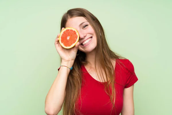Mladá Žena Dlouhými Vlasy Grapefruitu — Stock fotografie
