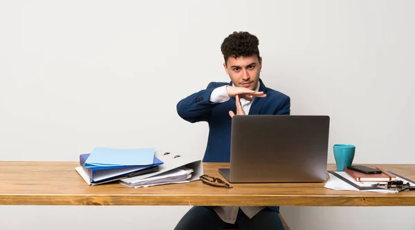 Homem Negócios Escritório Fazendo Tempo Fora Gesto — Fotografia de Stock