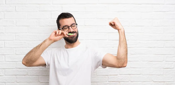 Homem Com Barba Escovando Dentes — Fotografia de Stock