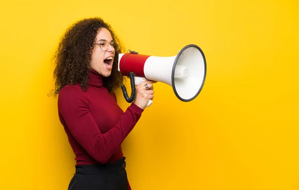 Dominicaanse Vrouw Met Coltrui Trui Schreeuwen Door Een Megafoon — Stockfoto