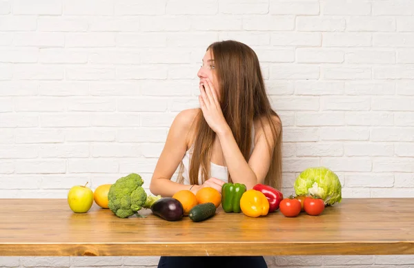 Jonge Vrouw Met Veel Groenten Schreeuwen Met Mond Wijd Open — Stockfoto