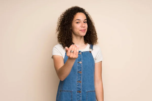 Dominican Woman Overalls Inviting Come Hand Happy You Came — Stock Photo, Image