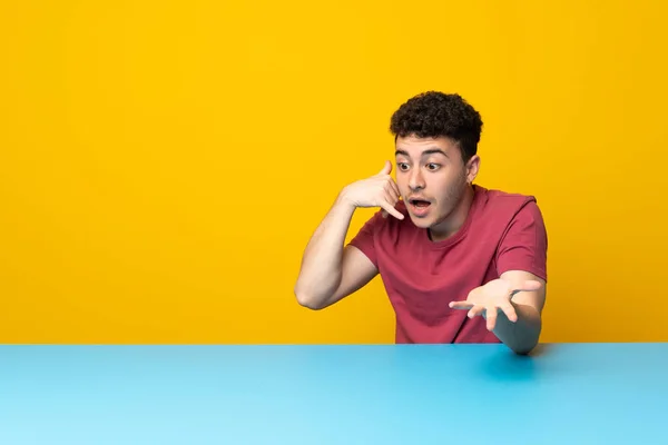 Jovem Com Parede Colorida Mesa Fazendo Gesto Telefone Duvidando — Fotografia de Stock